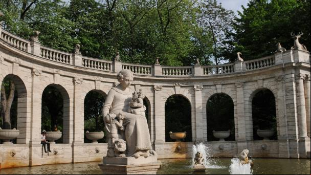 La fuente de los cuentos de hadas de Berlín, una escapada al universo literario infantil