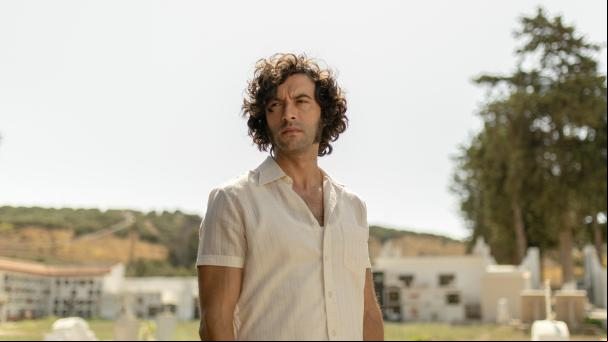 Javier Rey echa mano de su condición de gallego para protegerse de meigallos en su último filme