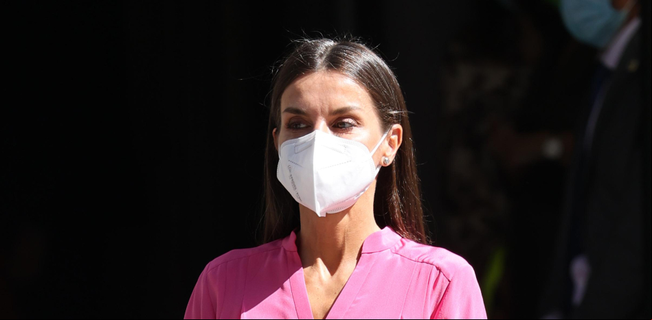 Letizia se rinde al fucsia para homenajear a Berlanga