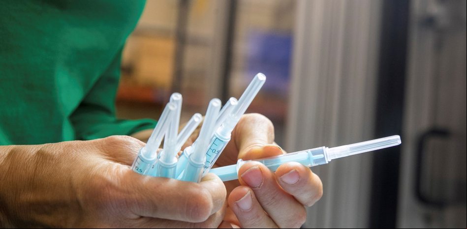 ¿Cinco o seis dosis? Las claves de la polémica sobre la vacuna de Pfizer