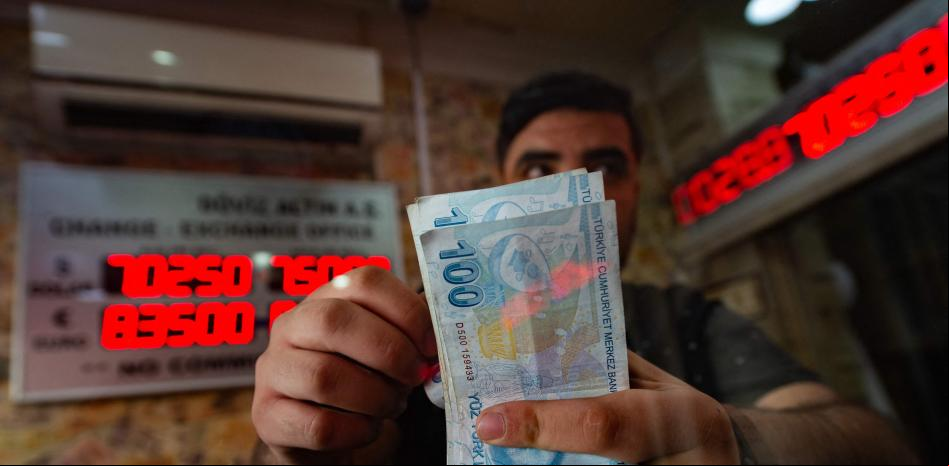 La lira turca se desploma tras el despido del jefe del banco central de Turquía La lira turca se desploma tras el despido del jefe del banco central de Turquía