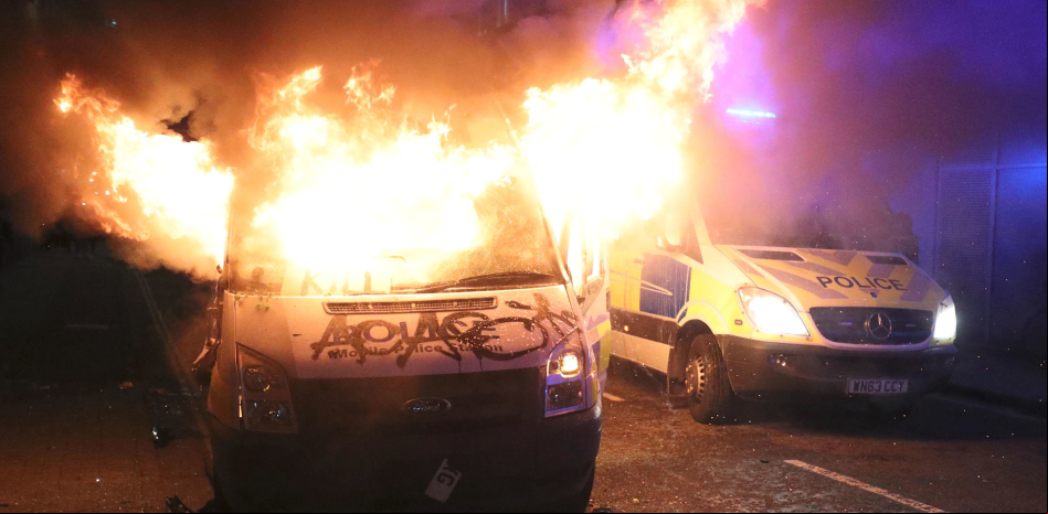Graves disturbios entre manifestantes y policías en las calles de Bristol