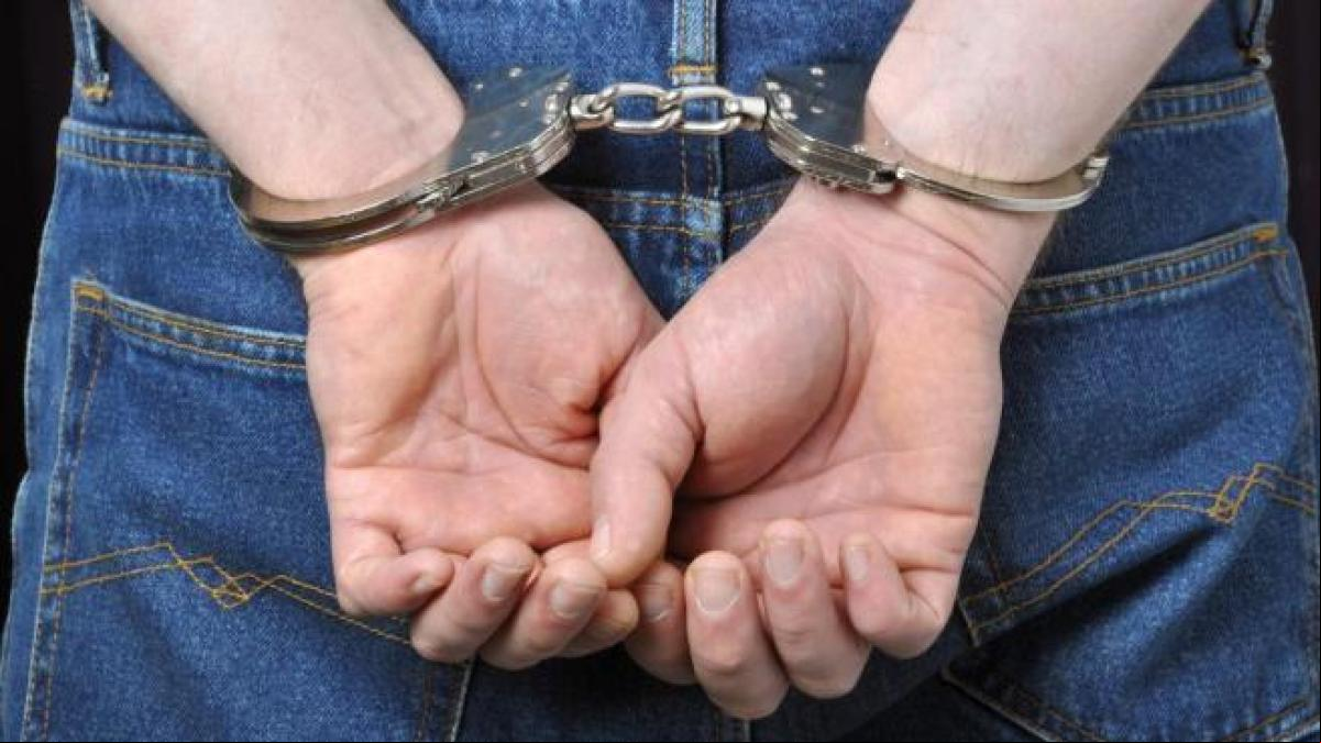 Un ladrón arrastra del pelo a una mujer y le pillan por salir a robar con una camiseta de Neymar