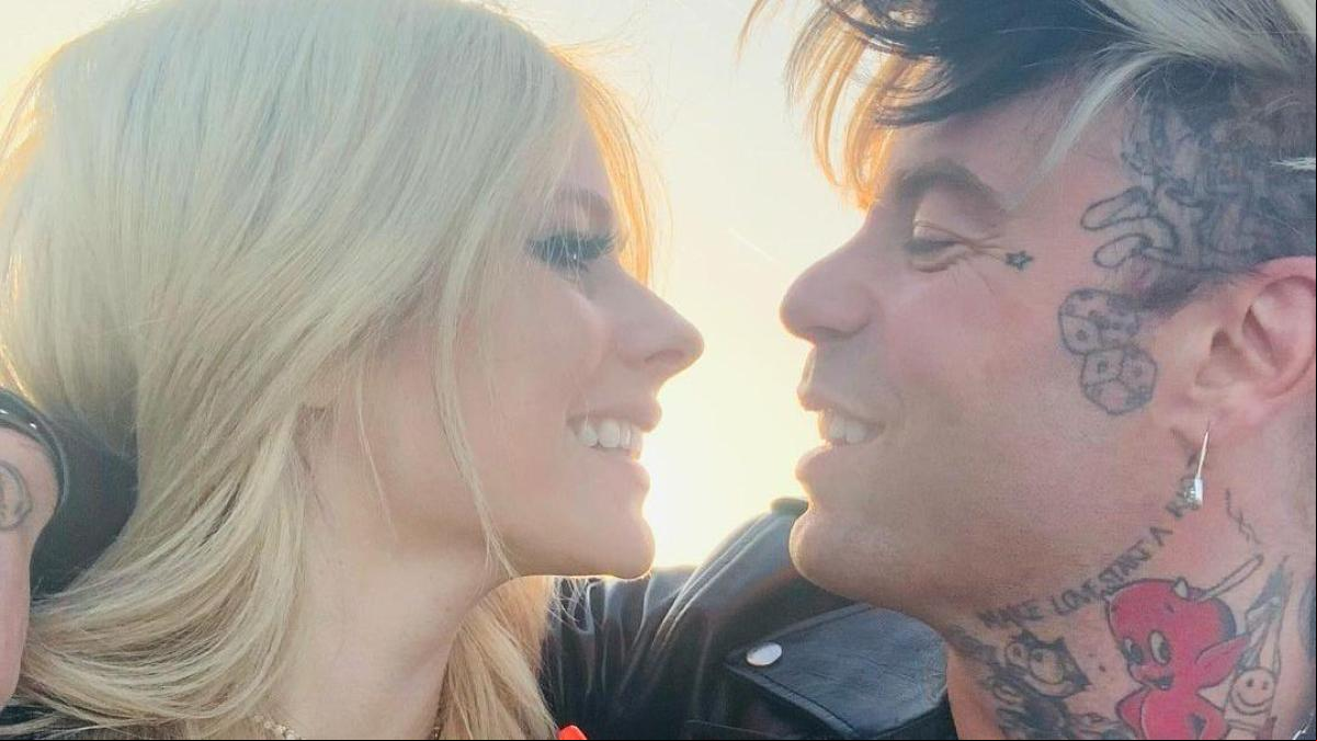 Avril Lavigne se compromete con Mod Sun en un romántico viaje a París