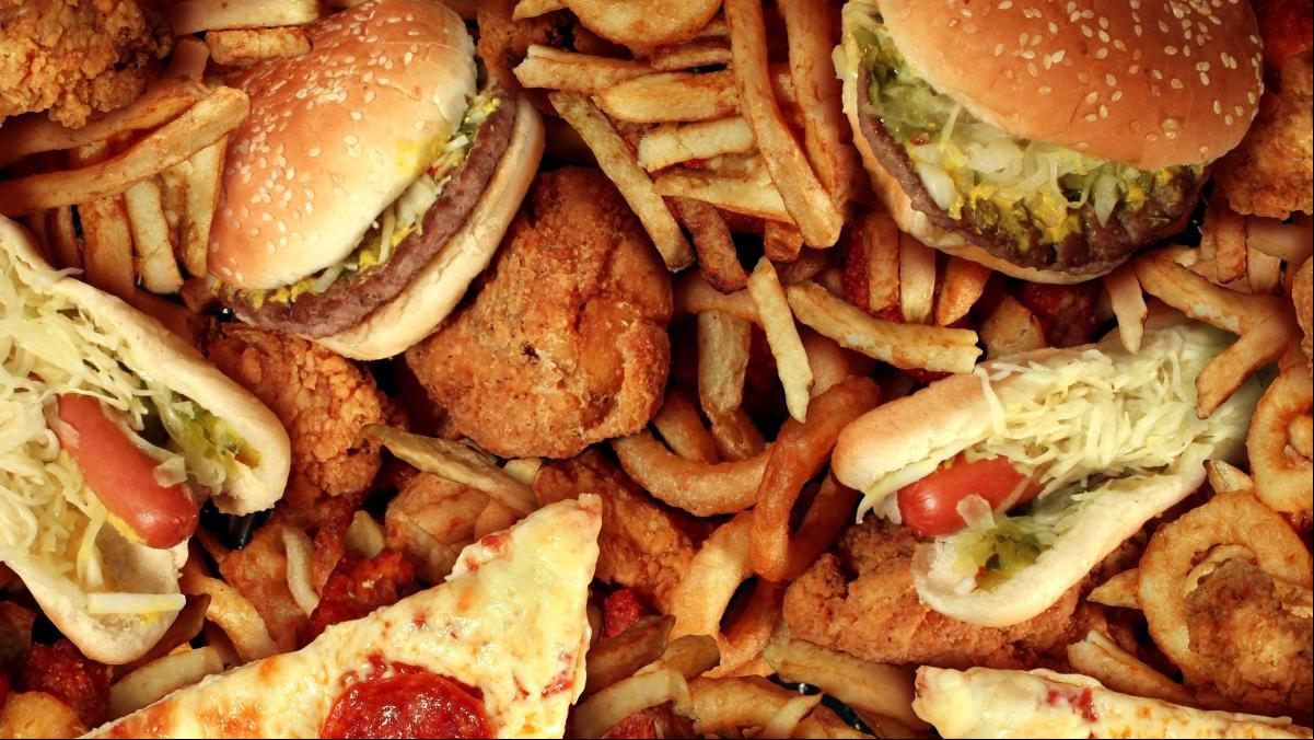 Los anuncios de comida insana llevan a los niños a consumir más calorías