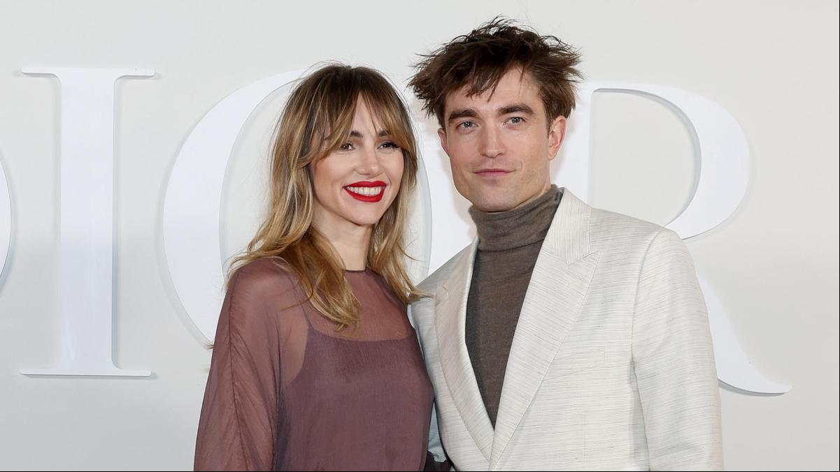 Robert Pattinson y Suki Waterhouse posan juntos como pareja por primera vez