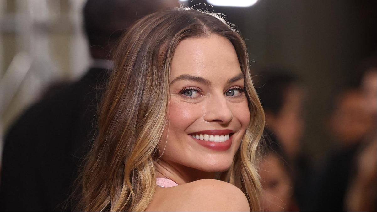 El elegante diseño que Margot Robbie no ha querido enseñar en la alfombra roja de los Oscars