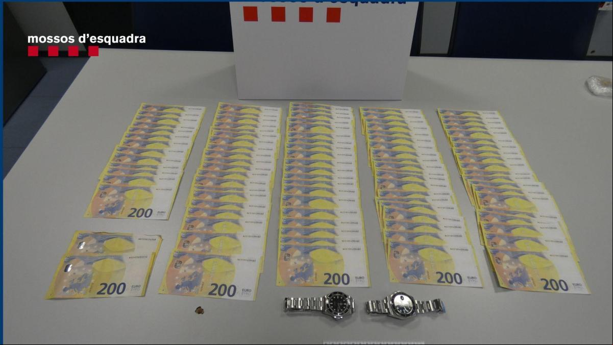 Tres detenidos en Arenys de Mar por intentar pagar un reloj con dinero falso