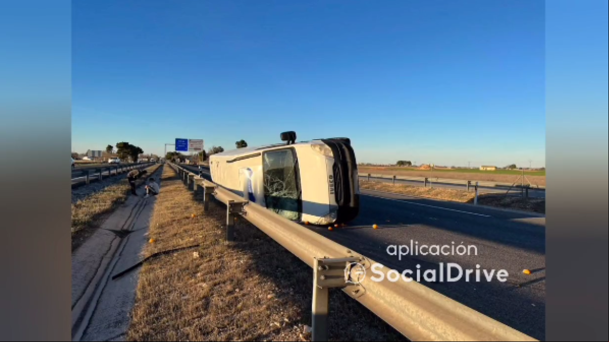 Aparatoso accidente del conductor de una furgoneta que se duerme al volante en la autovía A-4