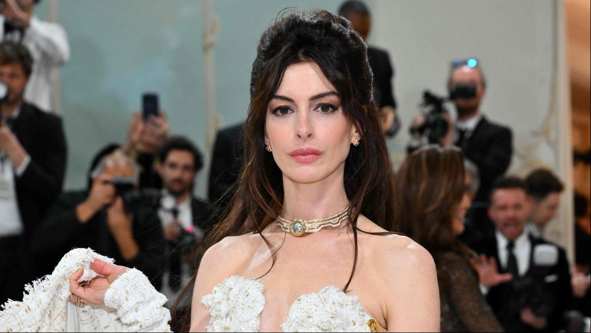 Anne Hathaway versiona el icónico That Dress en la gala Met