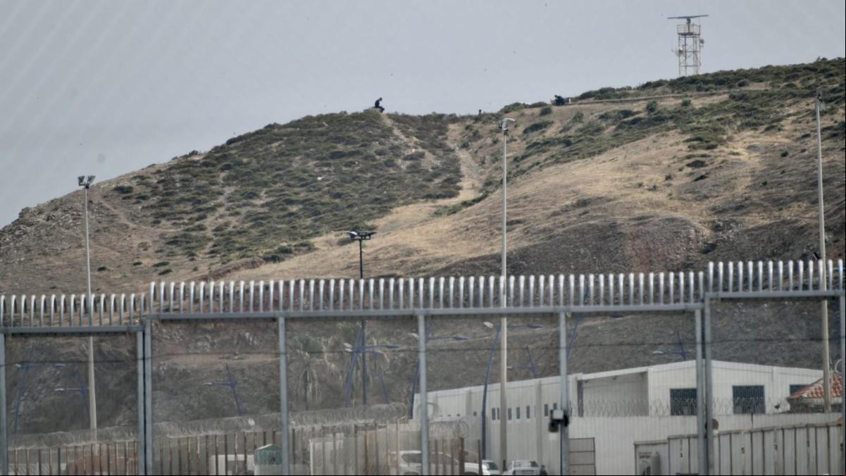 Un total de 38 inmigrantes entran a nado en Ceuta a través de los espigones fronterizos