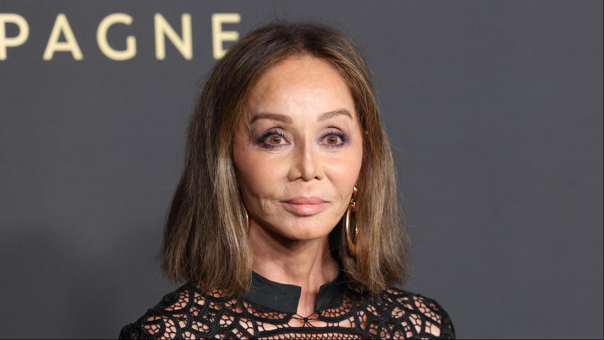 Romántico e inspirado en un libro: el espectacular look de invitada de Isabel Preysler