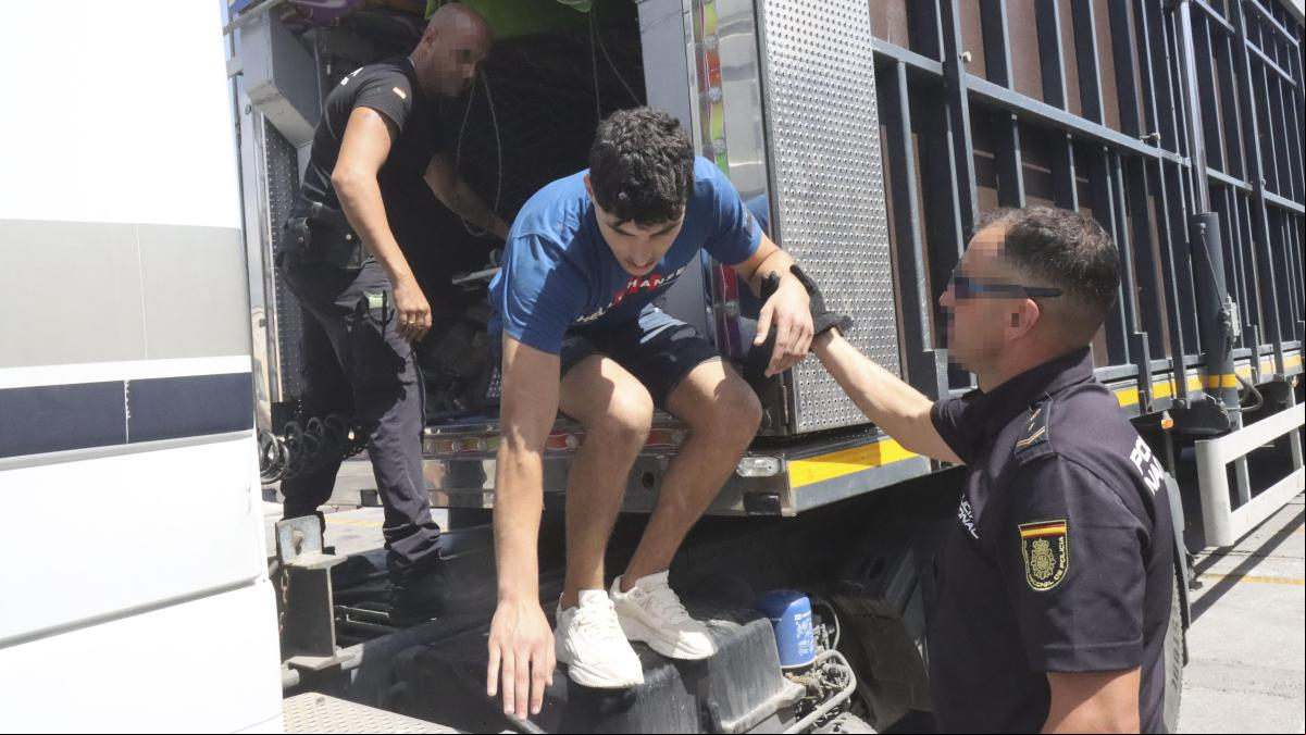 Hallan a diez migrantes ocultos en camiones y furgonetas de la Feria de Ceuta