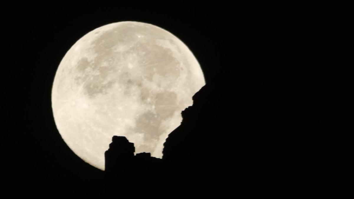 Cosecha lunar en el castillo de Eramprunyà