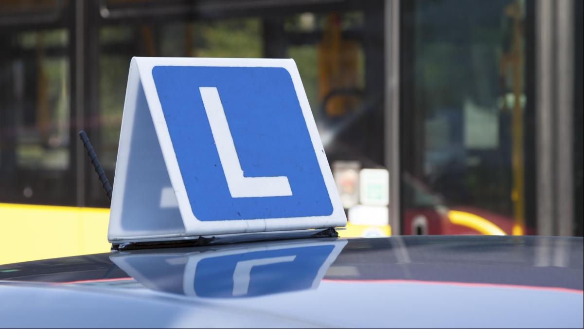 ¿Con qué otras letras se identifica a los conductores noveles fuera de España?