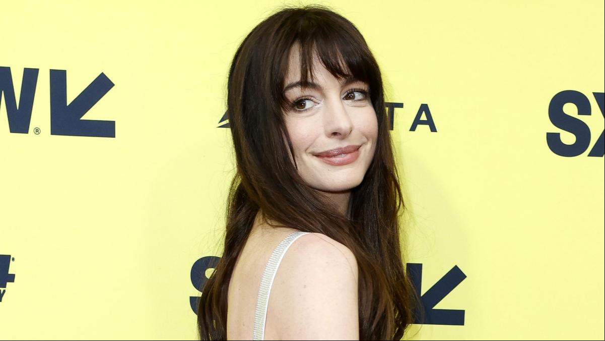 Anne Hathaway avanza el conjunto casual y sofisticado que triunfará en primavera