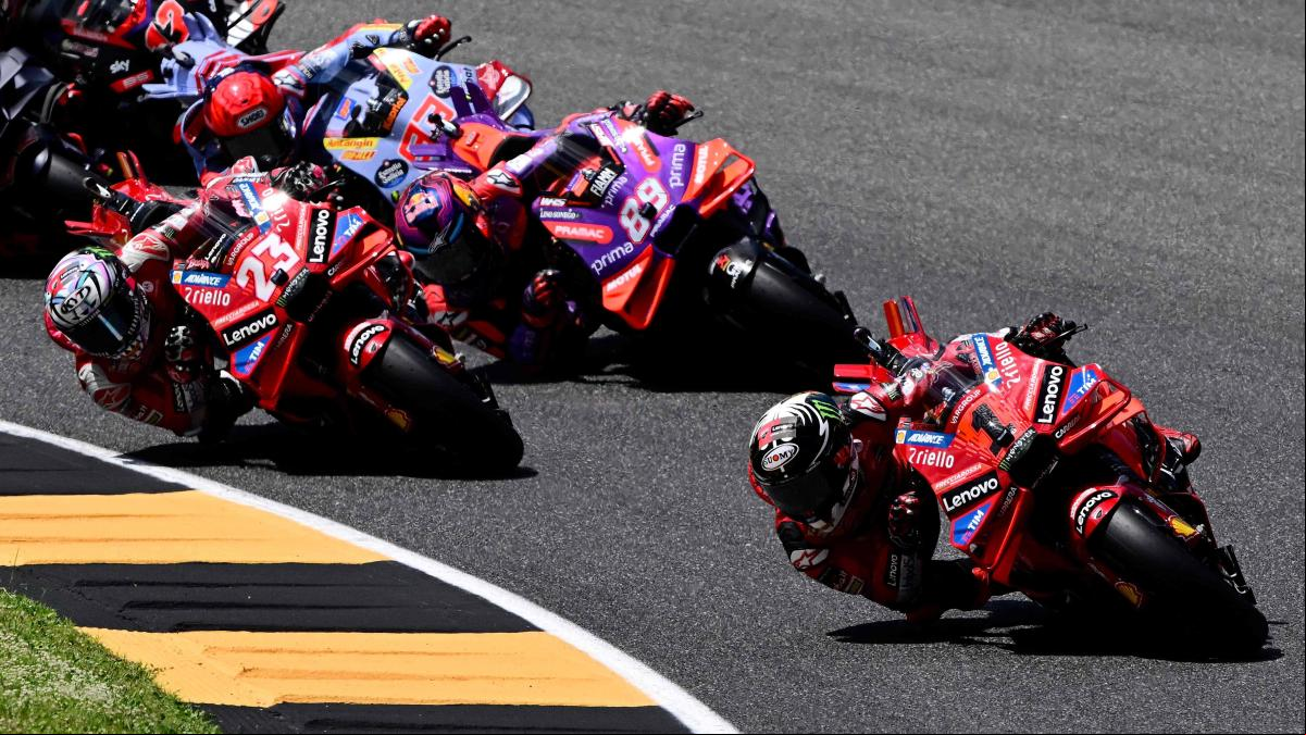 Bagnaia y Márquez recortan terreno a Martín, que se va al suelo en la Sprint