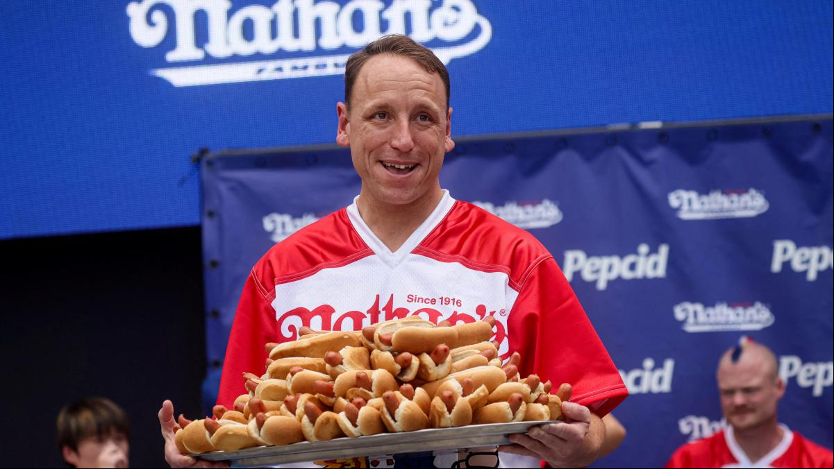 Joey Chestnut, el rey del hot dog de EE.UU., baja de un concurso por un motivo “devastador”