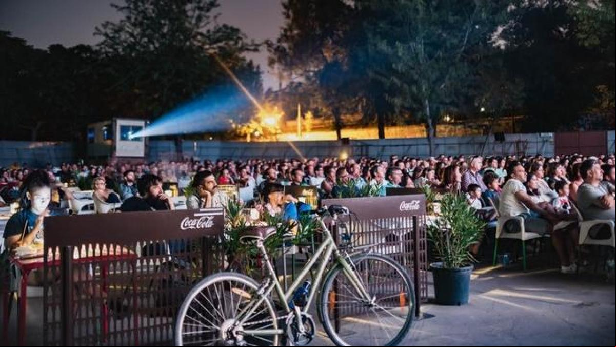 Cenas a la luz de las velas, cine al aire libre y azoteas: planes para disfrutar el agosto en Madrid