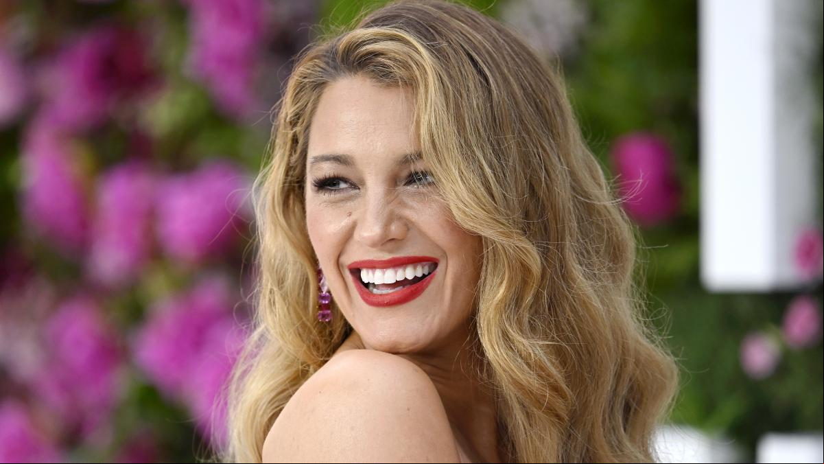 Blake Lively se supera en Londres: de su espectacular vestido de cristales al traje oversize