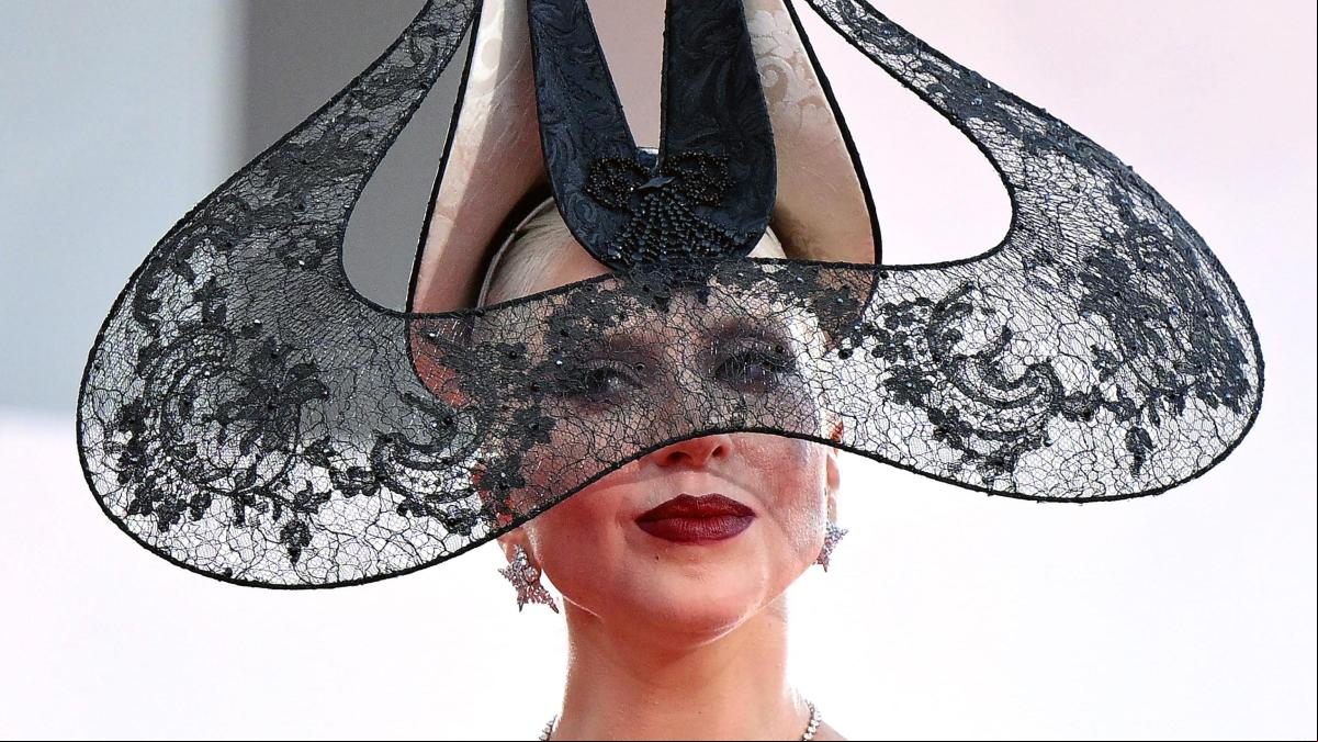 Del impactante tocado al elegante negro: los looks con los que Lady Gaga ha revolucionado Venecia
