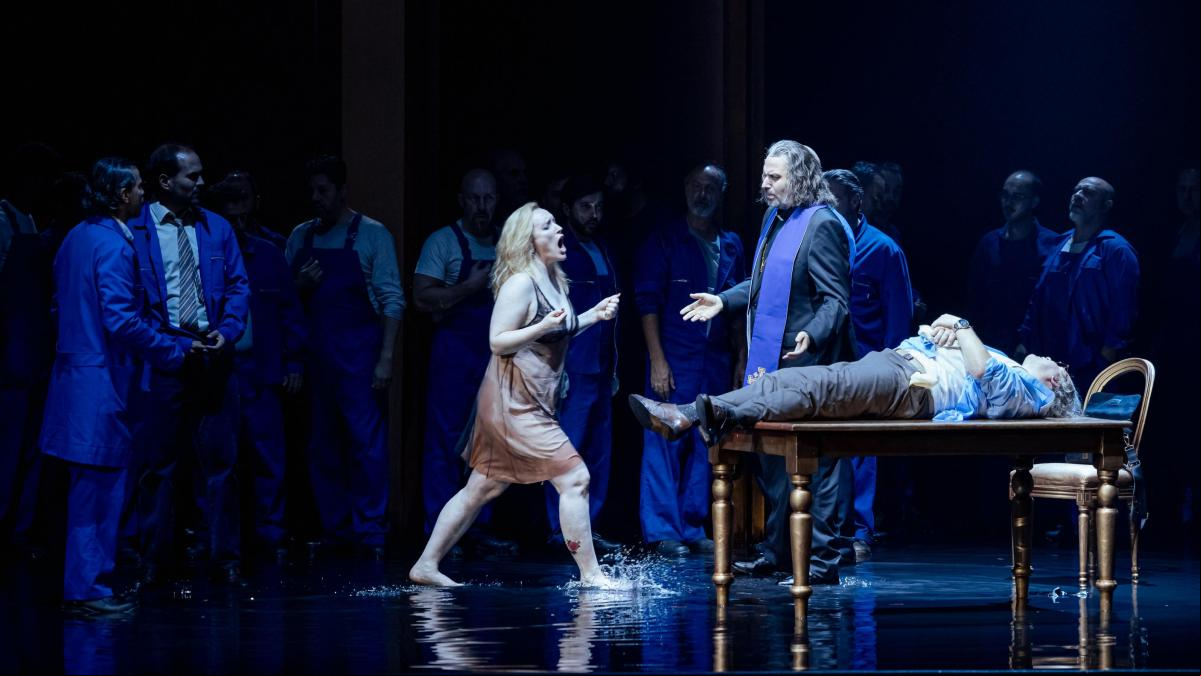 El Liceu inunda el escenario para estrenar temporada