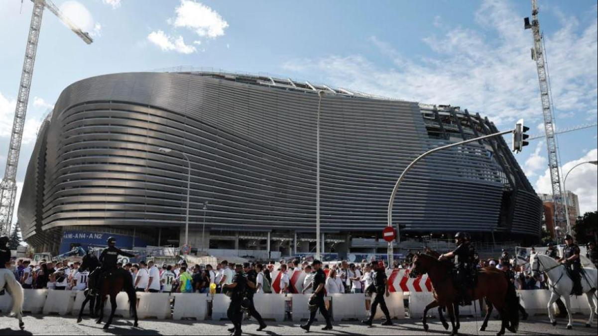 El Real Madrid subasta las taquillas de sus estrellas, puertas y un mosaico del Bernabéu