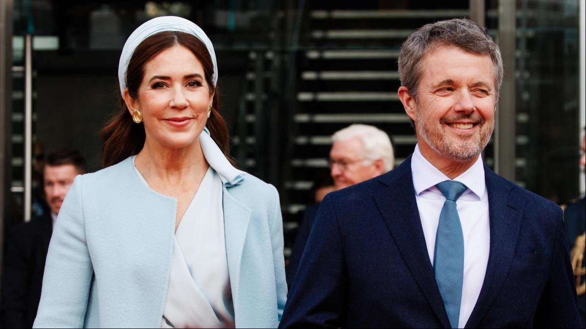 Del azul bebé al rojo pasión: los looks con los que Mary de Dinamarca conquista Alemania