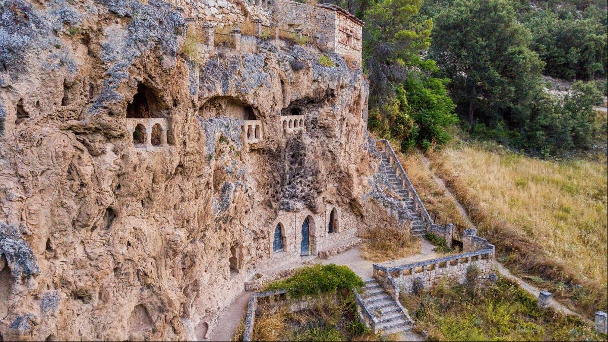 La Pequeña Petra de Jordania, a solo una hora y media de Madrid: una ciudad de piedra abandonada con un misterioso bar cueva