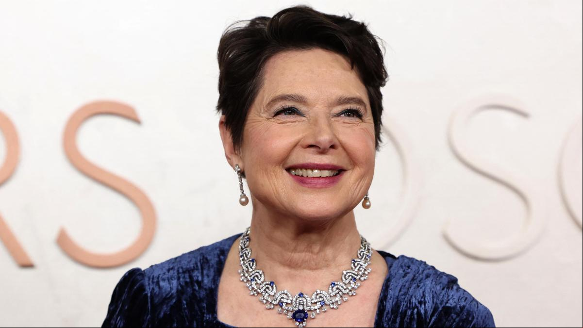 Isabella Rossellini rinde el tributo más emotivo de los Oscar: el significado de su vestido que ya llevó hace casi cuarenta años