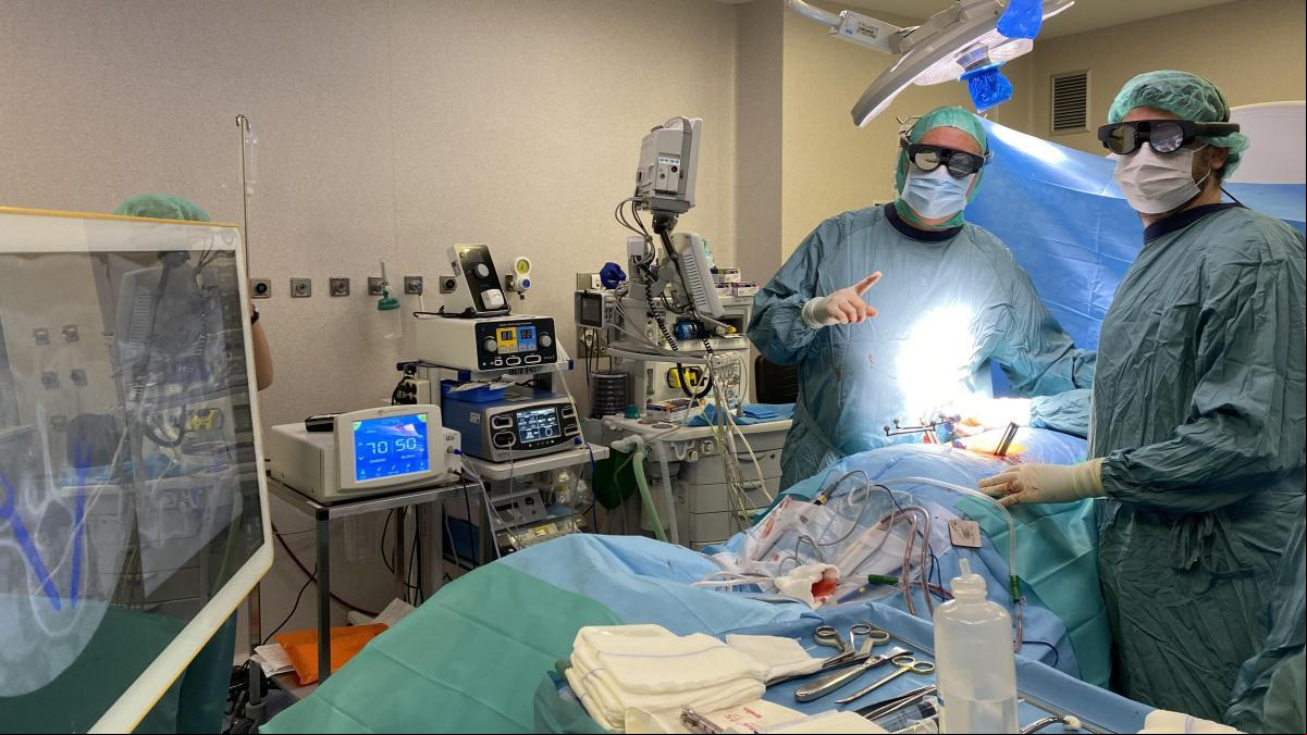 El Hospital Germans Trias estrena en España el uso de gafas de realidad aumentada en cirugías de columna