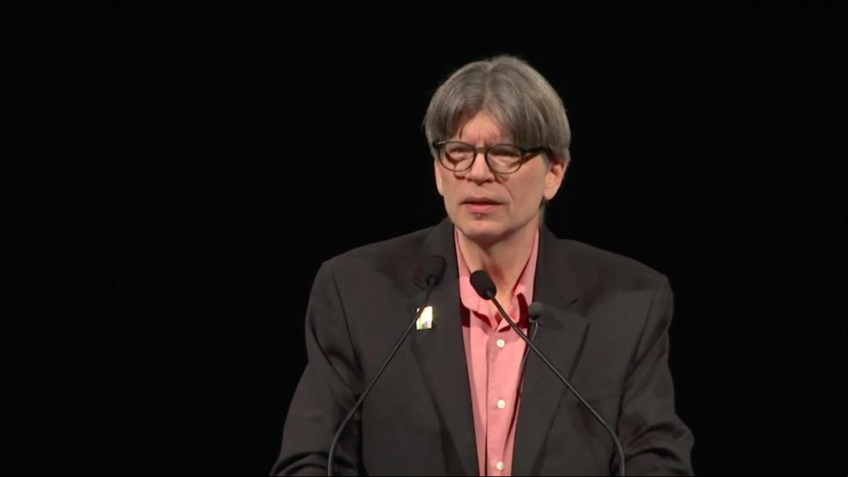 Richard Powers: “Ya no podemos vivir en el 99% de la Tierra y Trump lo va a empeorar”