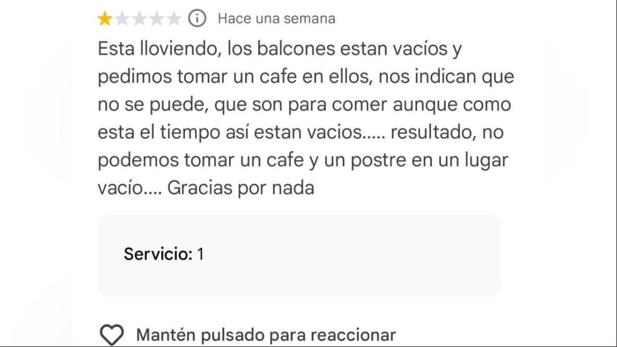 Se queja de que no le han querido servir un café en la terraza de un bar mientras llovía y cientos de personas se indignan: “Hay que empatizar con los camareros”
