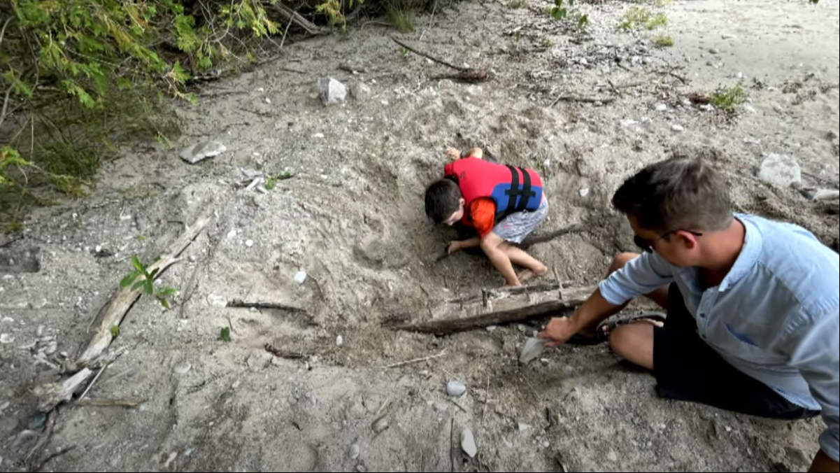 Un niño con un detector de metales descubre un naufragio de hace dos siglos enterrado bajo la arena en una playa de Canadá