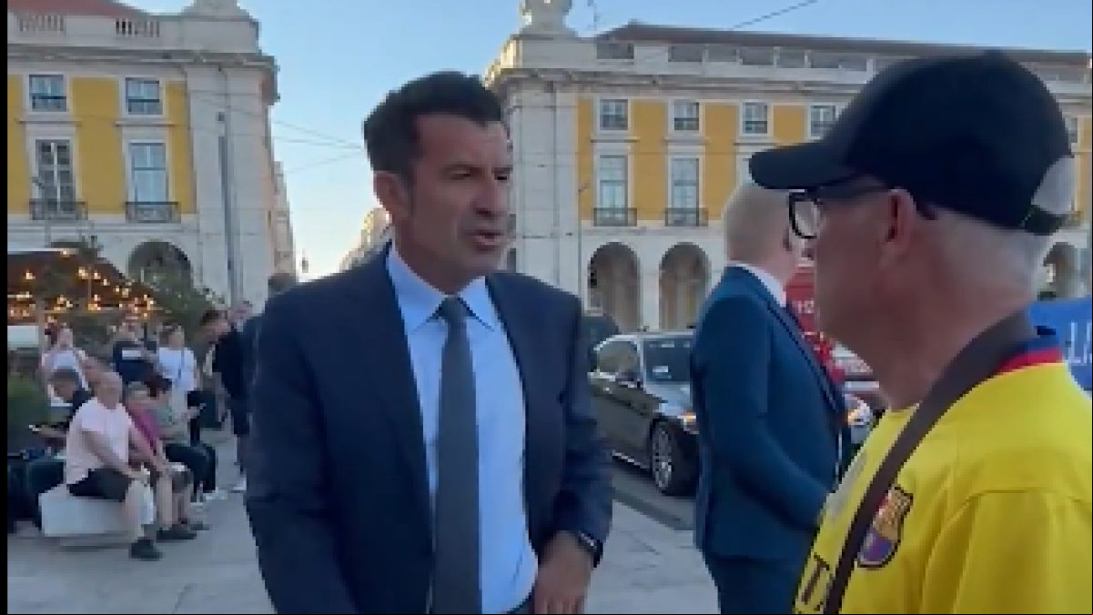 Figo se pone las manos en los genitales y se encara con un hincha del Barça que le llama “traidor”