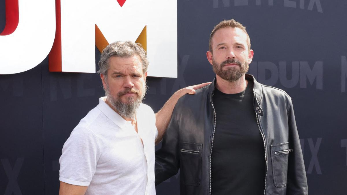 Ben Affleck bromea sobre la barba de Matt Damon durante presentación de The Rip
