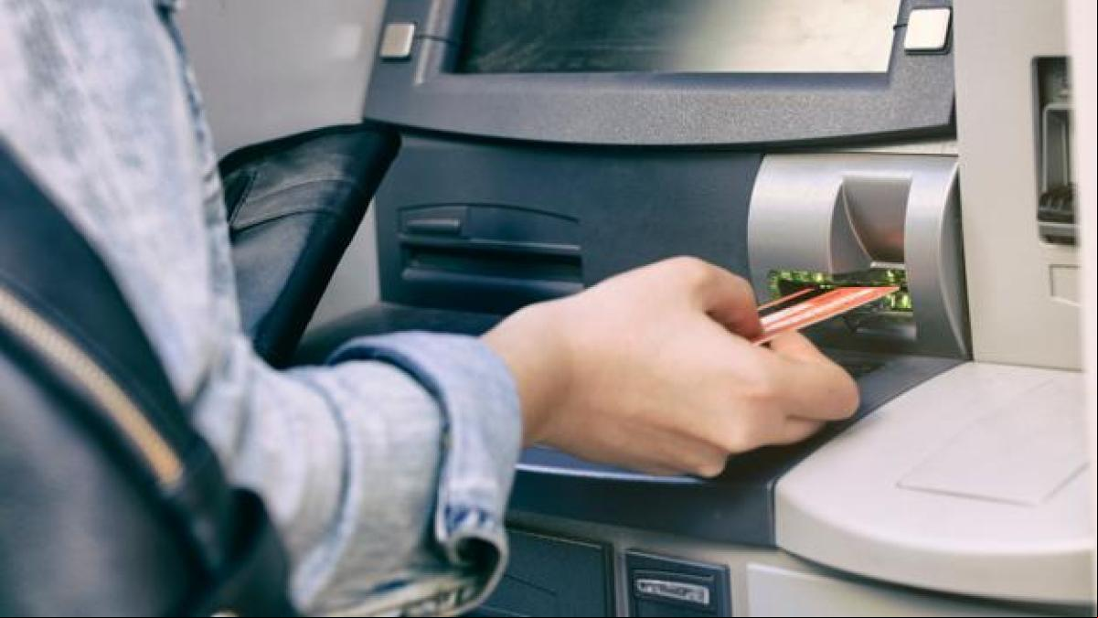 Engañan a una mujer con mensajes y llamadas falsas de su banco: recuperará 9.900 euros