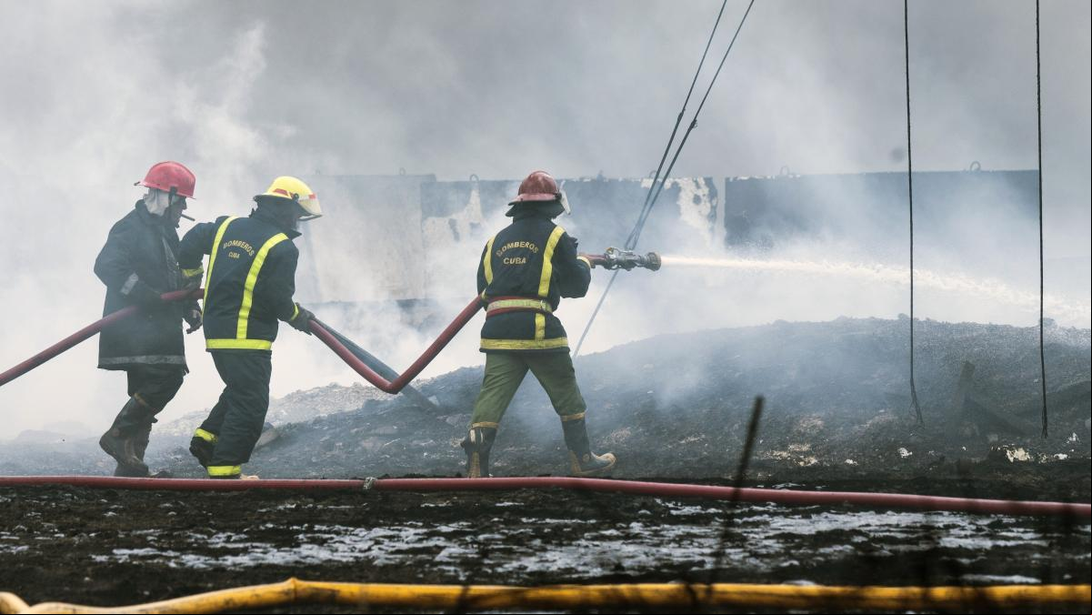 Controlado el grave incendio industrial en Cuba, aunque persisten los riesgos