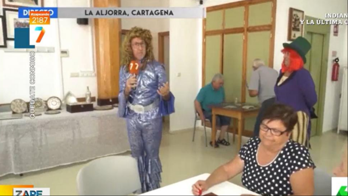 El sorprendente disfraz de un reportero de la televisión murciana entre ABBA y Bisbal