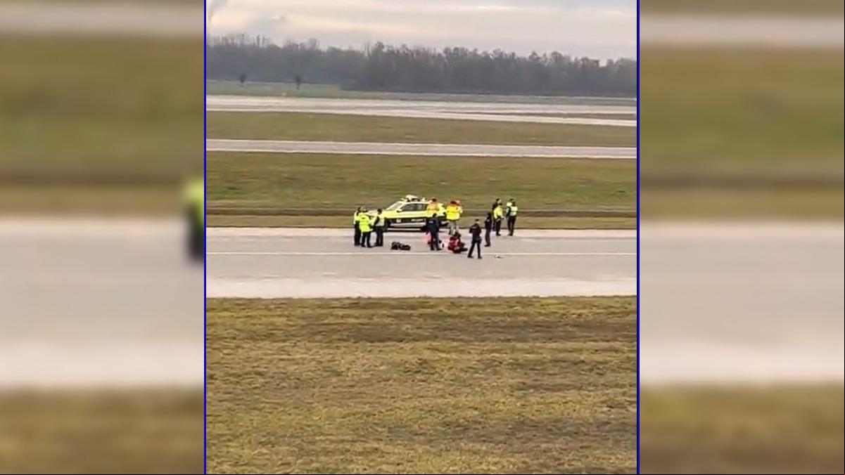 Dos activistas por el clima se pegan a una pista de despegue y aterrizaje del aeropuerto de Múnich