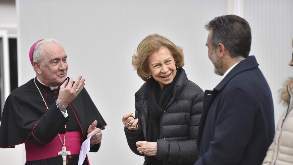 La reina Sofía inaugura en Fraga albergues para temporeros