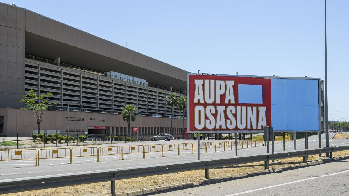 Tapan el logo de Bildu de vallas en Sevilla que apoyan a Osasuna tras una denuncia del PSOE