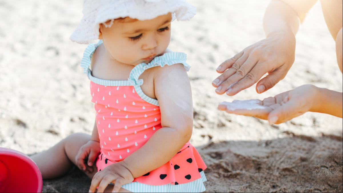 Los mejores protectores solares 50+ para la delicada piel de tus hijos