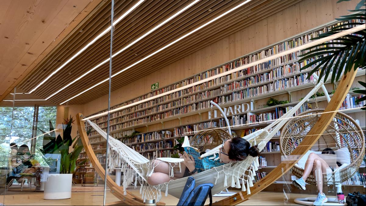 Libros, zapatos y materialismo