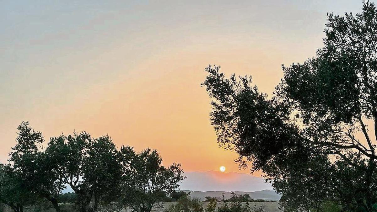 El sol se esconde tras el Canigó al final del día