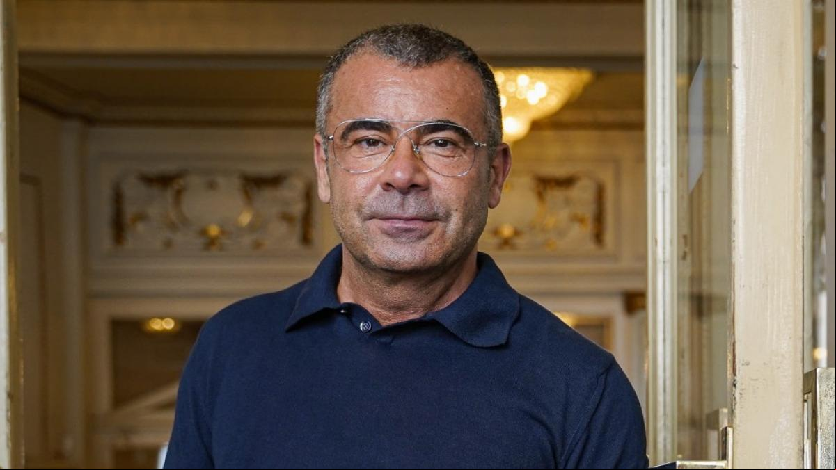 La casa de 1,5 millones de euros que Jorge Javier Vázquez compró en Madrid como refugio fuera de los platós: 5 baños, gimnasio privado y piscina con chill out