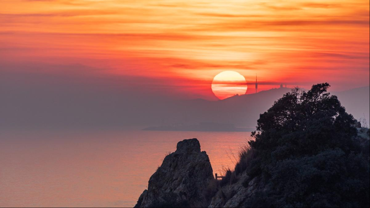 Gran horizonte en la puesta de sol desde cala Vinyeta