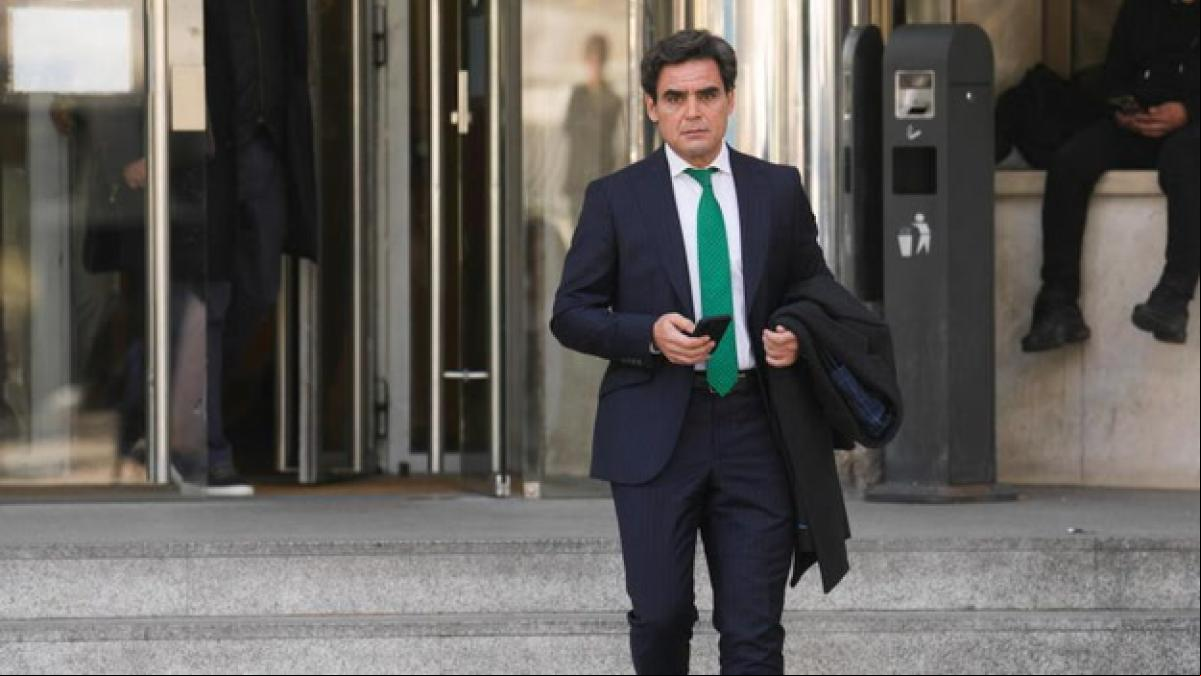 El juez del caso Begoña Gómez imputa a Juan José Güemes tras oír su declaración como testigo