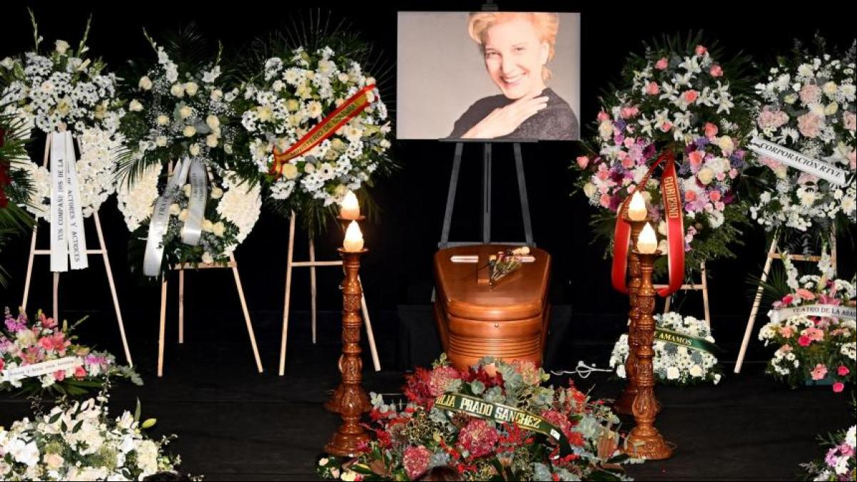 Amigos y compañeros dan el último adiós a Marisa Paredes en el Teatro Español de Madrid