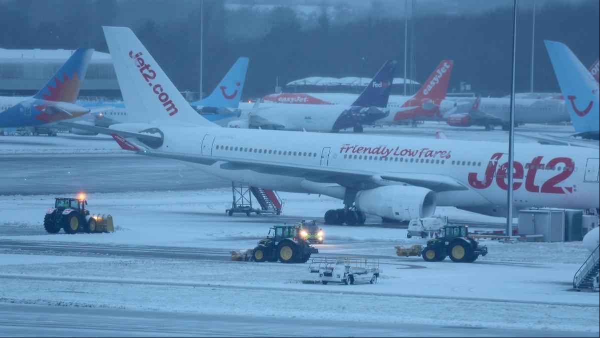 Sigue el caos en Reino Unido por las nieve: retrasos de vuelos y cortes en carreteras y trenes